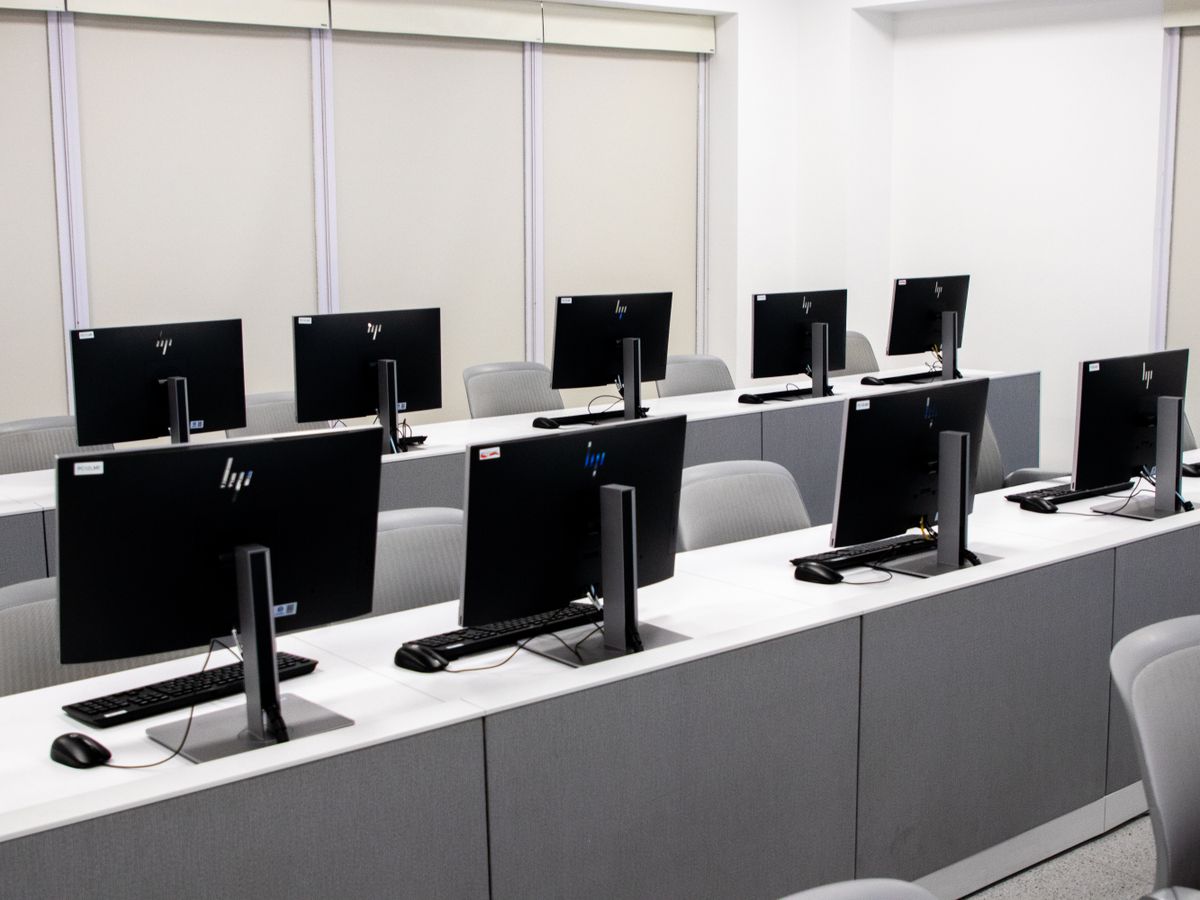 Salle informatique équipée pour les sessions de formation logicielle